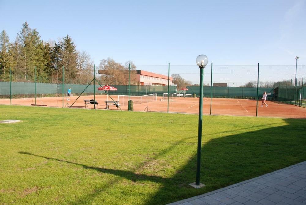 Penzion Rocket Club Lučenec エクステリア 写真